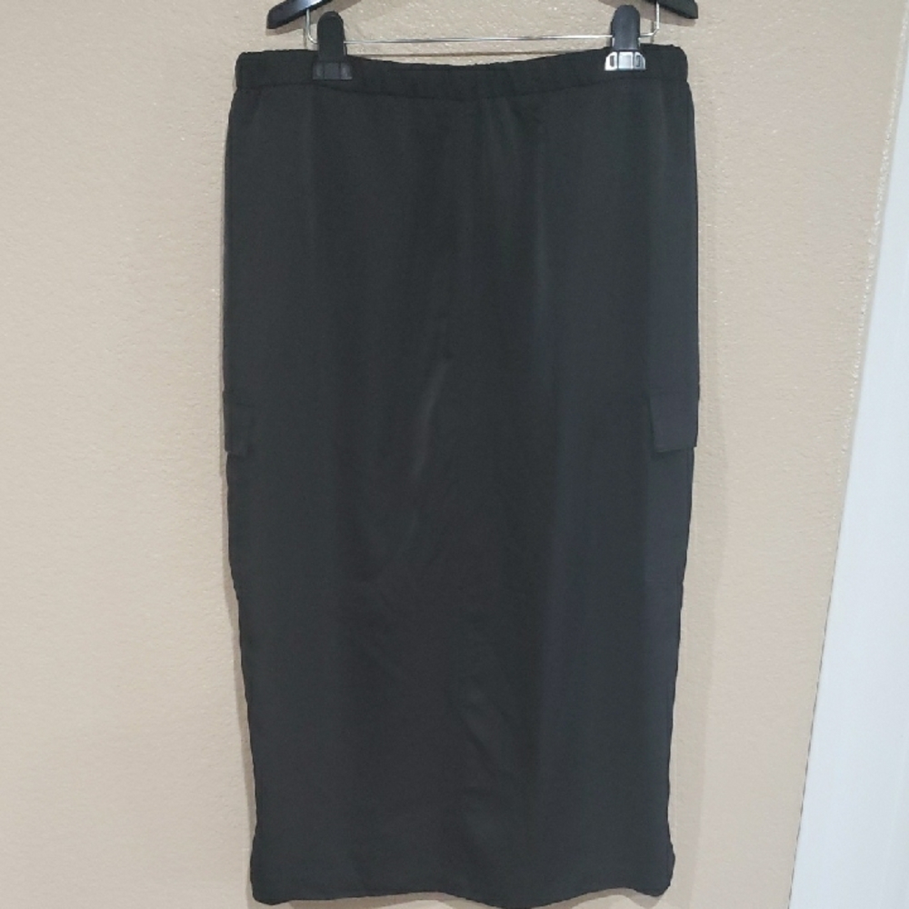 Women Black Cargo Skirt - Picture 3 of 4